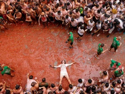 Participants durant una edició de la Tomatina de Bunyol