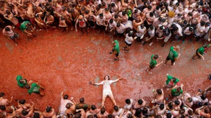 Participants durant una edició de la Tomatina de Bunyol