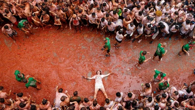 Participants durant una edició de la Tomatina de Bunyol