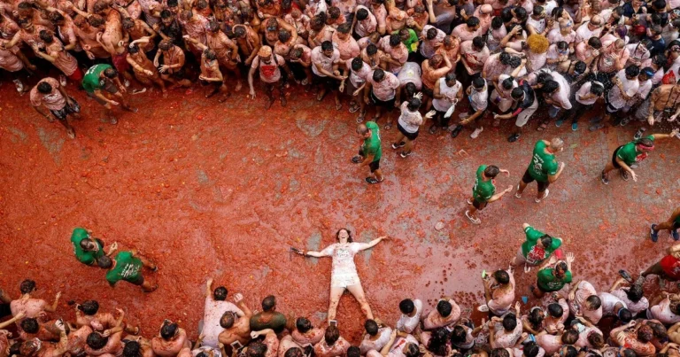 La Tomatina 2026 deja 150.000 kilos de tomate y 22.000 participantes en Buñol
