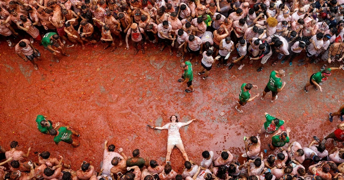 La Tomatina 2026 deixa 150.000 quilos de tomaca i 22.000 participants a Bunyol