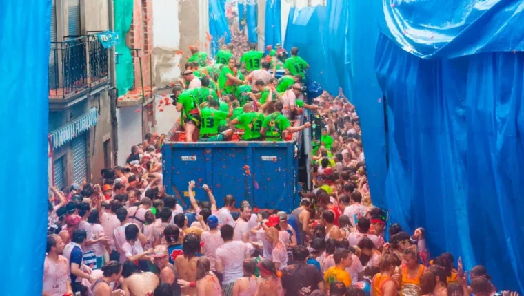 Tomatina 2026 en directe amb participants i un camió als carrers de Bunyol