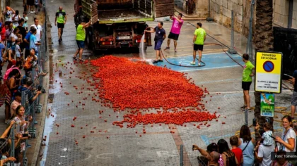 Xiquets participant en una edició de la Tomatina Infantil de Bunyol