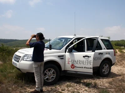 Vigilant de prevenció d’incendis forestals de Vaersa al costat d’un vehicle de servici