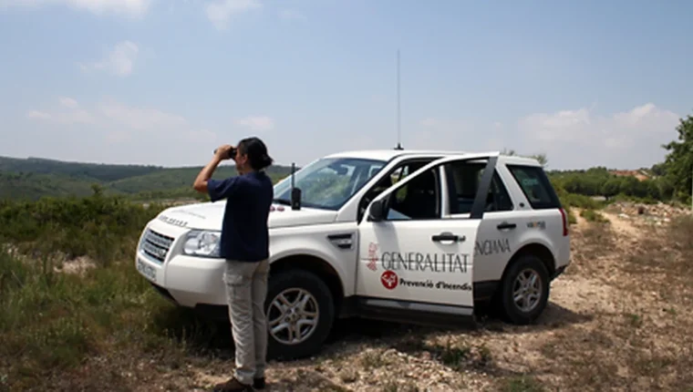 Vigilant de prevenció d’incendis forestals de Vaersa al costat d’un vehicle de servici