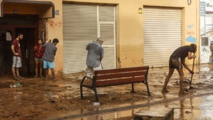 Persones realitzen treballs de neteja després de la dana en una zona afectada