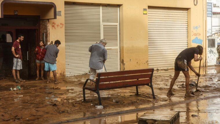 Persones realitzen treballs de neteja després de la dana en una zona afectada