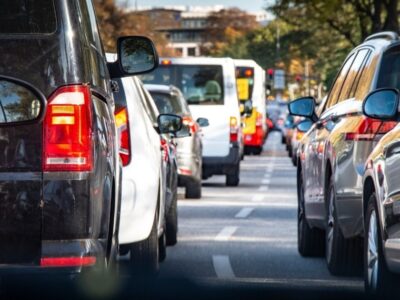 Trànsit rodat en una carretera d'accés a València