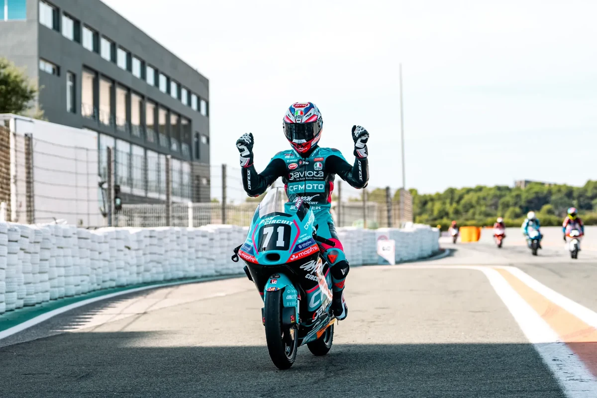 València: Turisme, Oci, Actualitat i tot el que has de saber sobre la ciutat 25 Carlos Cano fa doblet al MotoJunior de Cheste i l’Aspar Team brilla al Circuit Ricardo Tormo