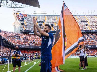 Carlos Corberán aplaudix a Mestalla amb la bandera del València CF