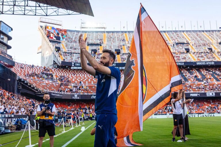 Corberán llega al Sevilla-València bajo máxima presión y responde a Rodri