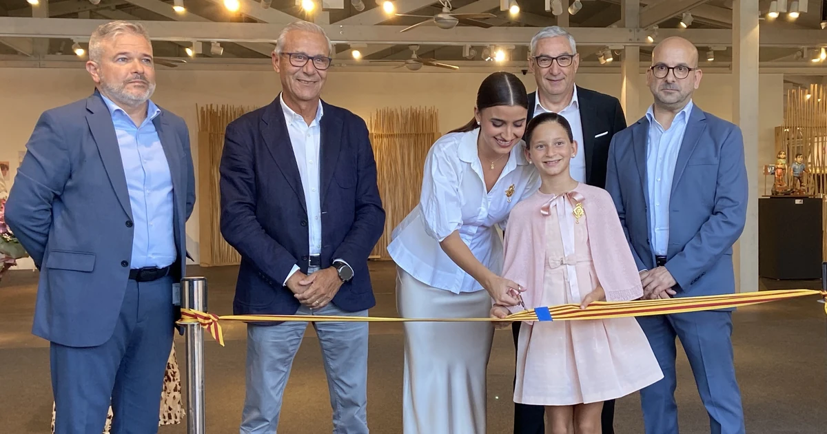 València: Turisme, Oci, Actualitat i tot el que has de saber sobre la ciutat 15 Carmen Prades i Marta Mercader inauguren l’exposició de ninots infantils a Nuevo Centro