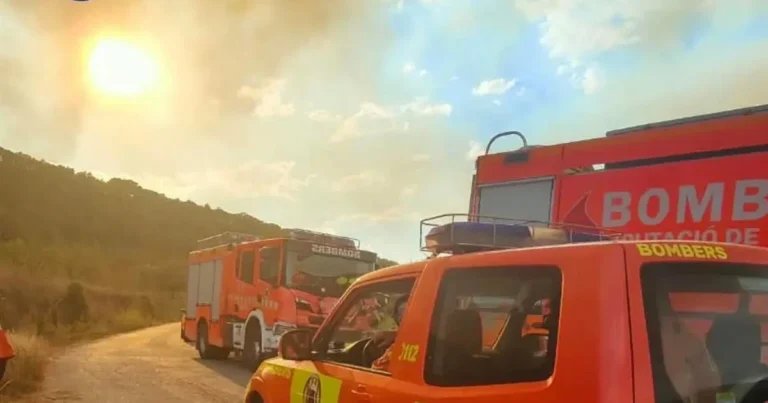 L’incendi de Tuéjar afecta ja 880 hectàrees i el dispositiu tracta d’evitar que salte a l’oest de l’embassament