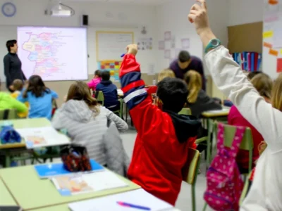 Alumnes en una aula durant una classe a València