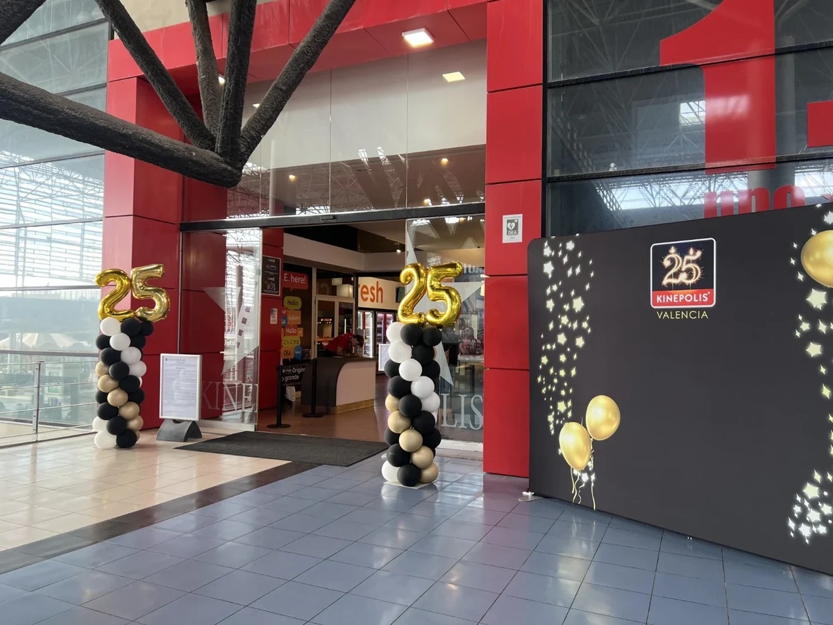 25 anys de Kinépolis València: una festa amb Film Symphony Orchestra, cosplayers i cine 6 Entrada de Kinépolis València decorada pel 25 aniversari