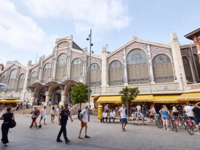 València reactiva la neteja i el manteniment de les façanes del Mercat Central