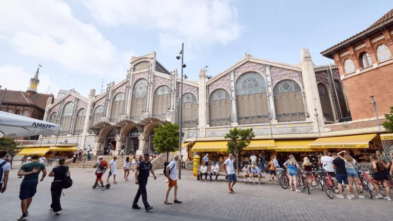 València reactiva la neteja i el manteniment de les façanes del Mercat Central