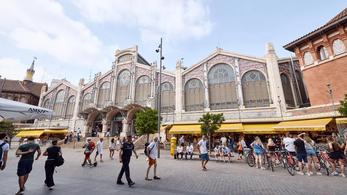 València reactiva la limpieza y el mantenimiento de las fachadas del Mercado Central