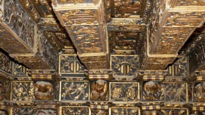 Detall del sostre daurat de la Sala Daurada de la Llotja de València