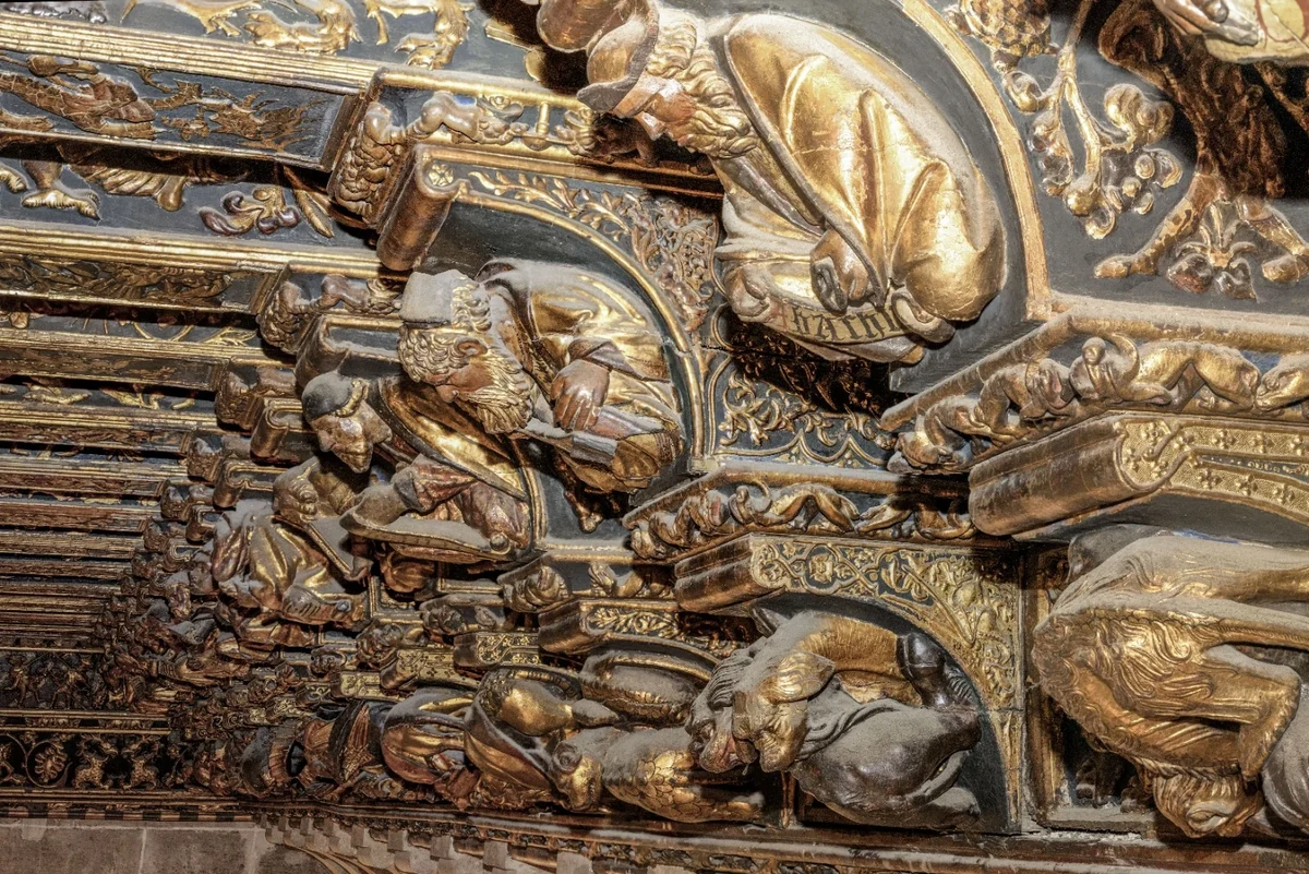 La Sala Dorada de la Lonja inicia los estudios para restaurar su techo histórico 3 Detall de les talles daurades del sostre de la Sala Daurada de la Llotja