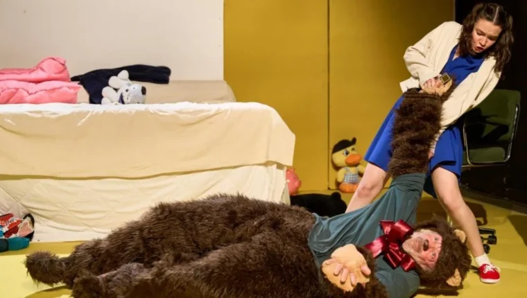 Tristesa i alegria en la vida de les girafes al Teatre Rialto de València