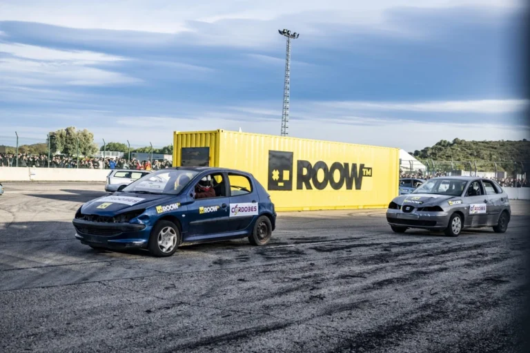 Més de 20.000 persones passen pel Circuit Ricardo Tormo amb ROOW i Supercars