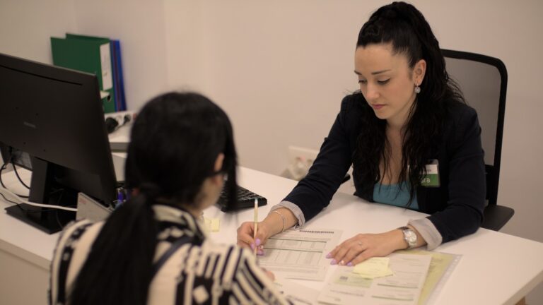 Taller gratuito en València para entender la factura de luz y gas y pagar menos