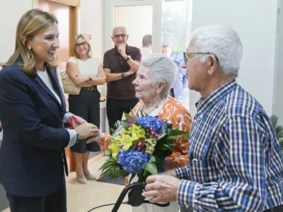 María José Catalá conversa amb persones majors durant una visita a la Residència Sèniors Sant Joan de València