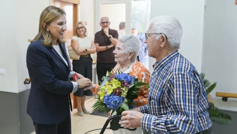 María José Catalá conversa amb persones majors durant una visita a la Residència Sèniors Sant Joan de València