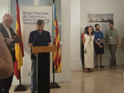 Vicente Barreira durant la inauguració de l’exposició València y otros paisajes al Museu Nacional de Ceràmica