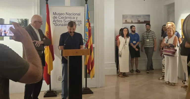 Vicente Barreira reunix 47 obres entre pintura i ceràmica al González Martí