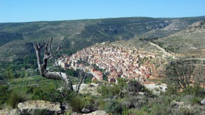 Vista general d'Ademús al Racó d'Ademús fotografiada des del Pico Castro