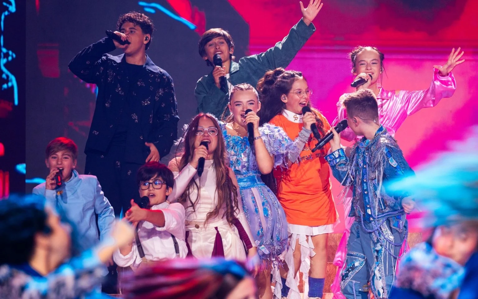 Diversos participants canten junts durant la final d’Eurovisió Júnior 2026.