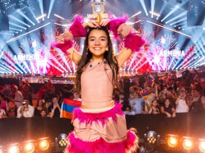 Naré, representant d’Armènia, celebra la victòria a Eurovisió Júnior 2026 amb el trofeu.