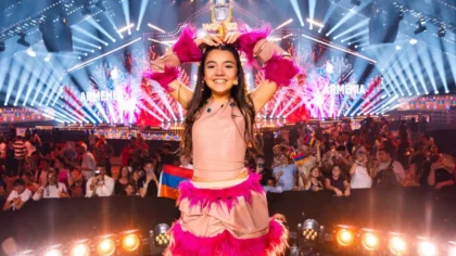 Naré, representant d’Armènia, celebra la victòria a Eurovisió Júnior 2026 amb el trofeu.