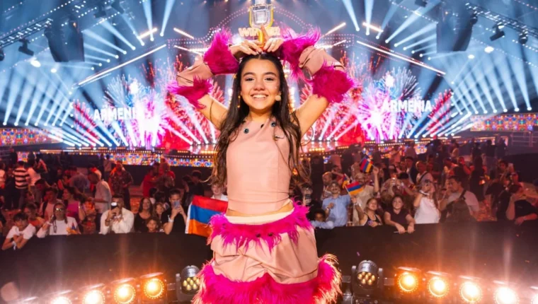 Naré, representant d’Armènia, celebra la victòria a Eurovisió Júnior 2026 amb el trofeu.