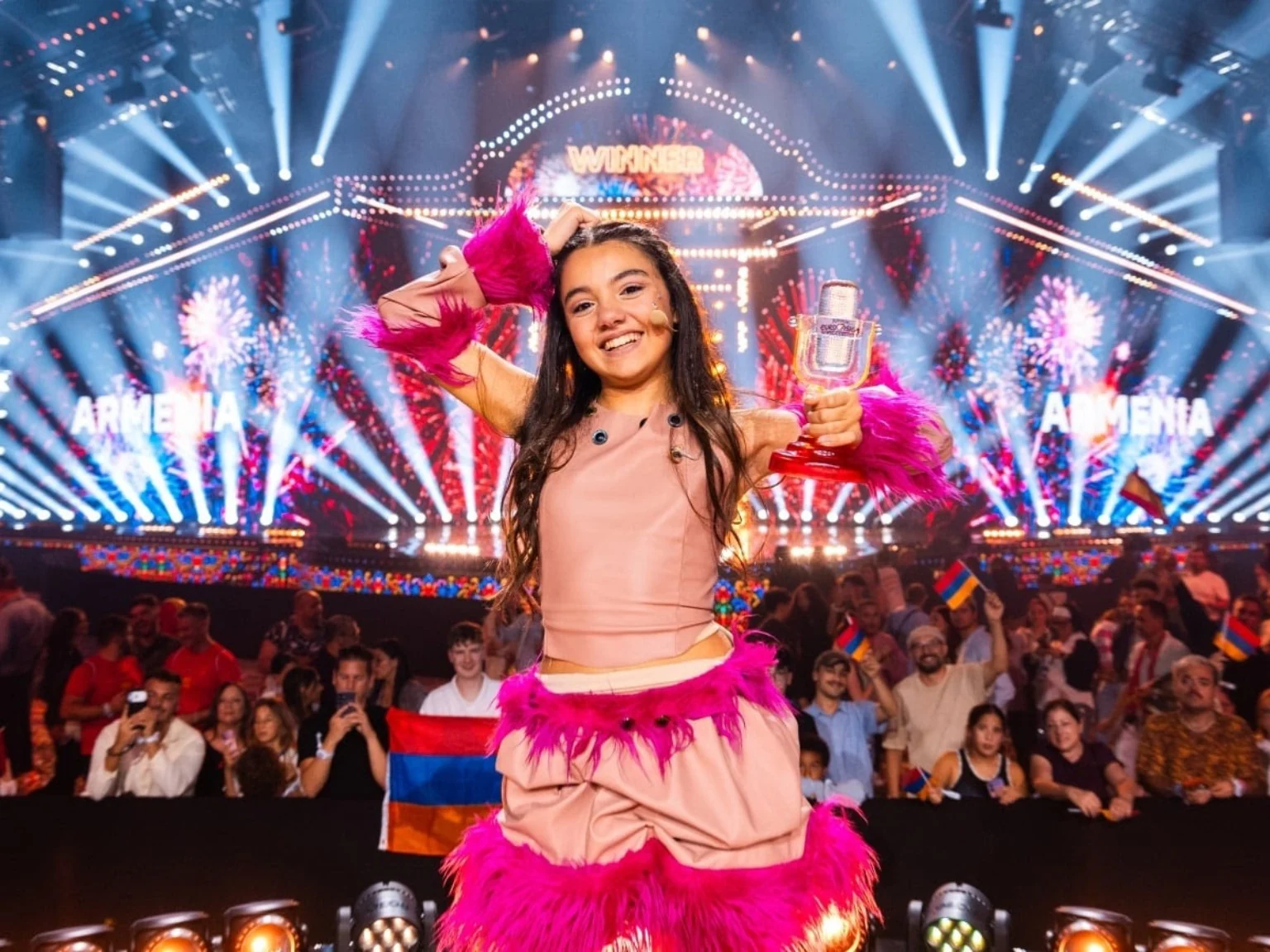 Naré mostra el trofeu després de guanyar Eurovisió Júnior 2026.