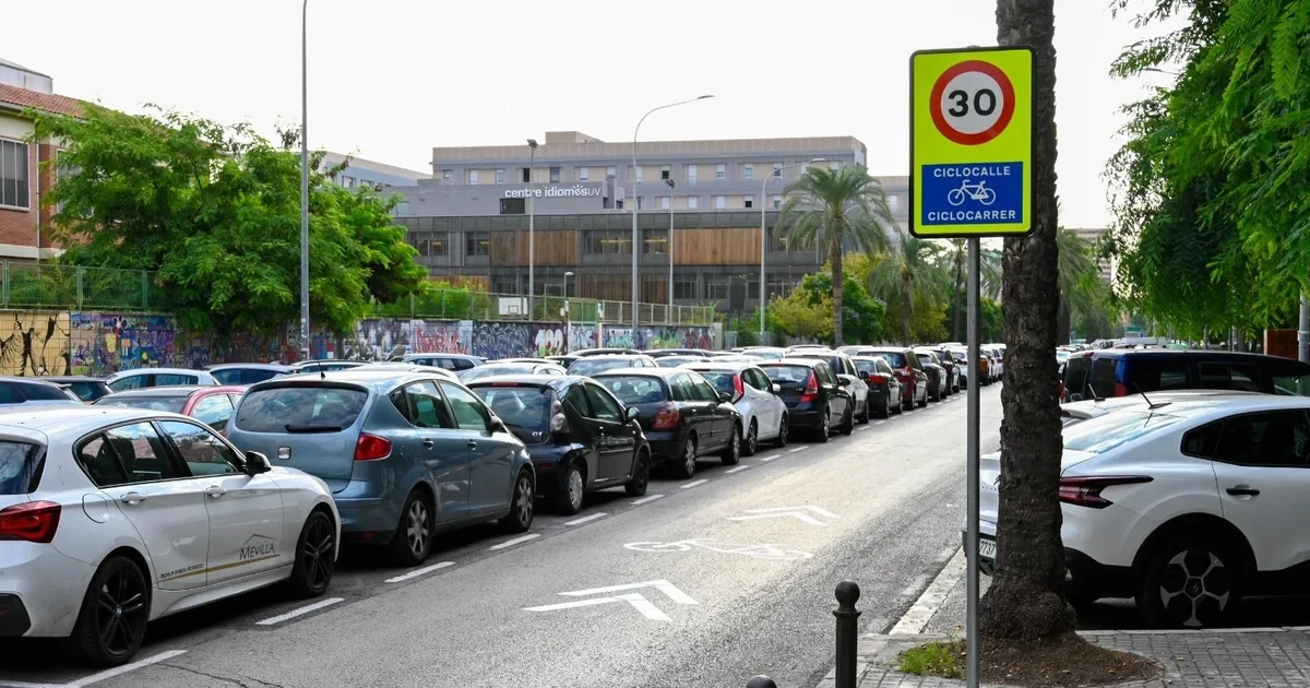 València aprueba el carril bici de Campos Crespo, Pius XI y Conca con 1.100 metros y 958.013 euros 1 Carrer de València amb senyalització ciclista i vehicles estacionats.