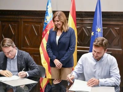 Firma del protocol per al nou centre logístic d’emergències de València, amb representants municipals i de Creu Roja