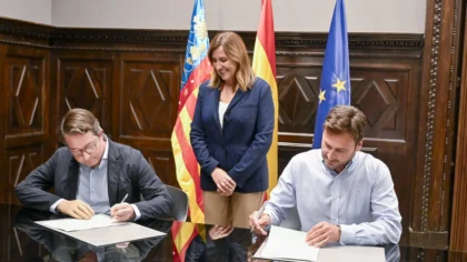 Firma del protocol per al nou centre logístic d’emergències de València, amb representants municipals i de Creu Roja