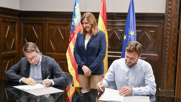 Firma del protocol per al nou centre logístic d’emergències de València, amb representants municipals i de Creu Roja