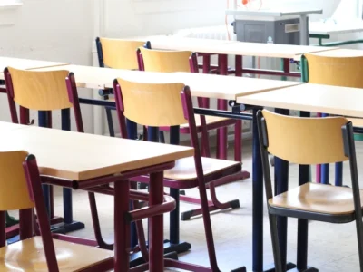 Aula amb taules i cadires buides en un centre educatiu