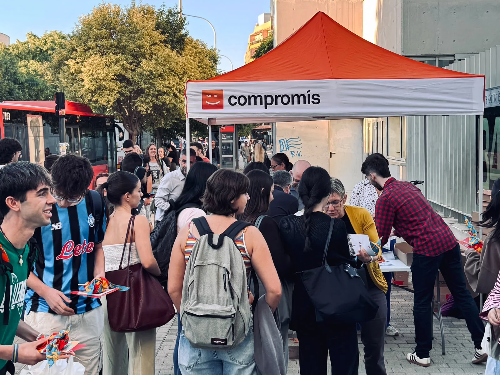 Papi Robles acusa Catalá d’atiar la tensió pel 9 d’Octubre i l’acampada 2 Compromís celebra la mocadorà al campus de Tarongers