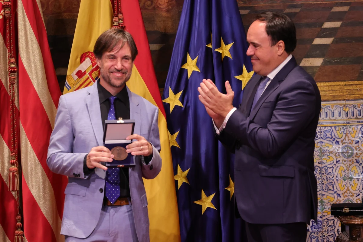 Distinciones de la Generalitat 2026: todos los premiados del 9 de Octubre 3 Un galardonado muestra la medalla en el Salón de Cortes