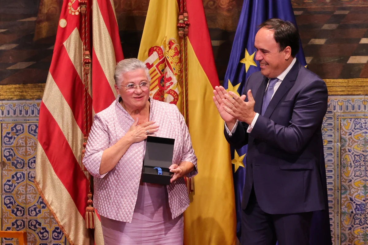 Distinciones de la Generalitat 2026: todos los premiados del 9 de Octubre 4 Una galardonada sostiene la distinción durante la ceremonia