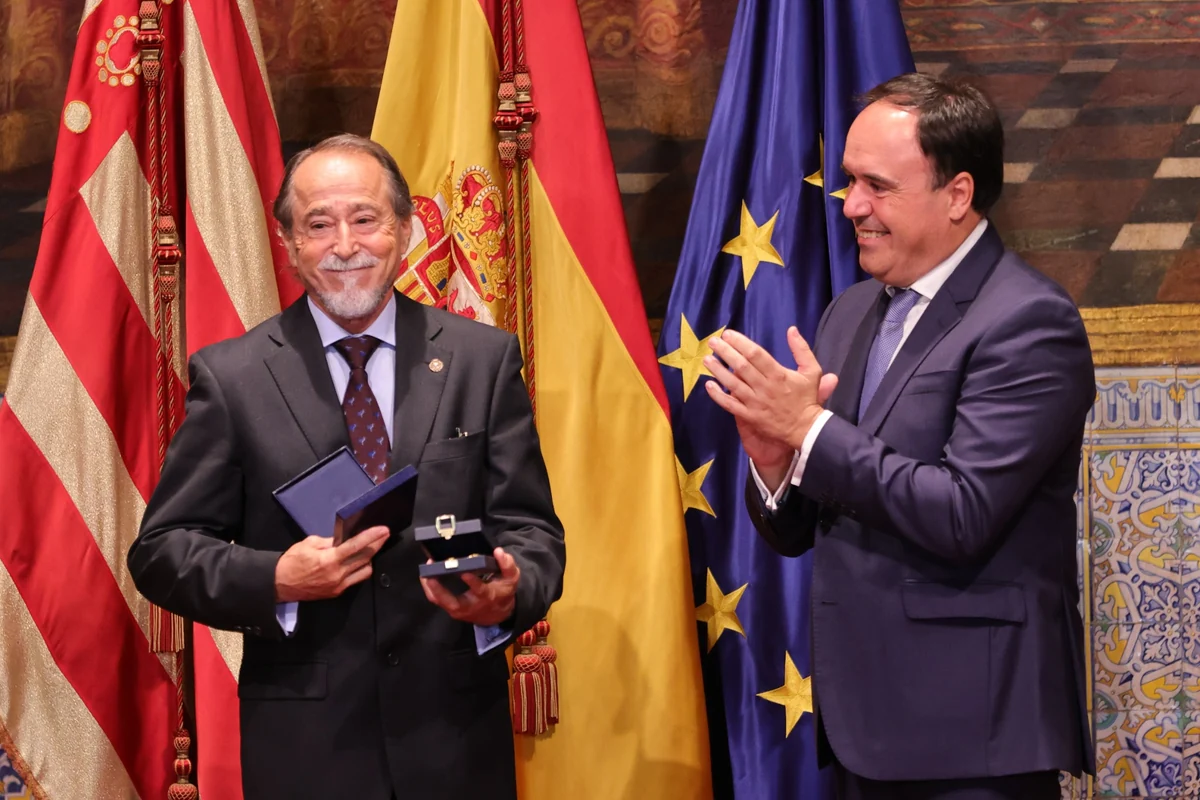 Distinciones de la Generalitat 2026: todos los premiados del 9 de Octubre 7 Uno de los premiados muestra la medalla en el acto institucional