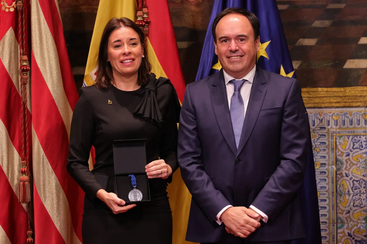 Distinciones de la Generalitat 2026: todos los premiados del 9 de Octubre 8 Galardonada mostrando una medalla en el acto institucional del 9 de Octubre