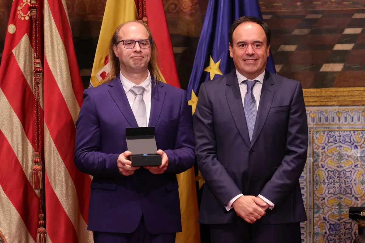 Distinciones de la Generalitat 2026: todos los premiados del 9 de Octubre 9 Galardonado con una medalla ante las banderas institucionales