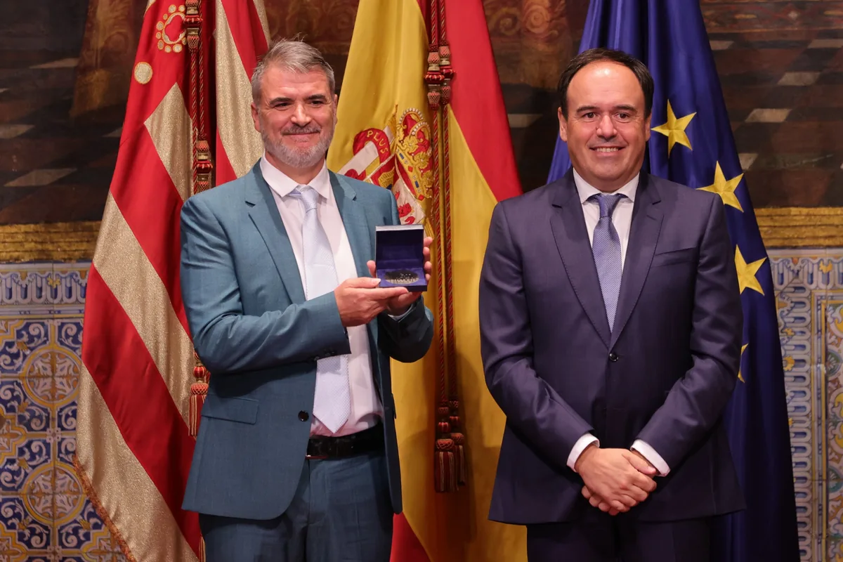 Distinciones de la Generalitat 2026: todos los premiados del 9 de Octubre 11 Uno de los galardonados muestra la medalla entregada en el Palau de la Generalitat