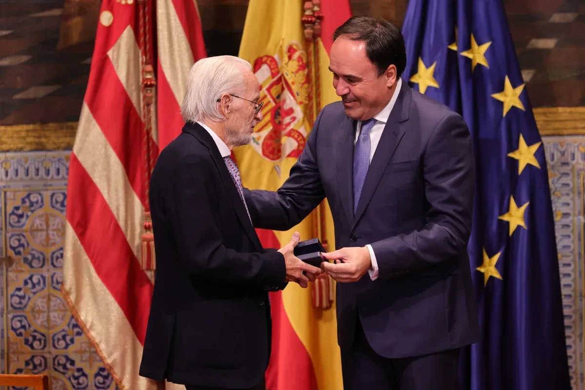 Distinciones de la Generalitat 2026: todos los premiados del 9 de Octubre 12 Entrega de un reconocimiento a una persona premiada en el acto institucional